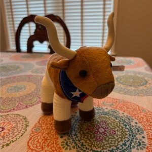 ADORABLE NWT Brown and White Plush Longhorn w/ Texas flag bandana